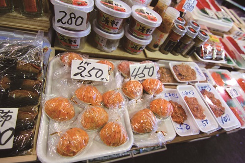 陸奧湊市場中的傳統小魚店，有著許多吸引人的特色 魚產／陳怡珊攝